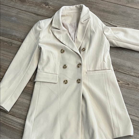 Elegant Women's Cream Double-Breasted Blazer - Picture 4 of 4